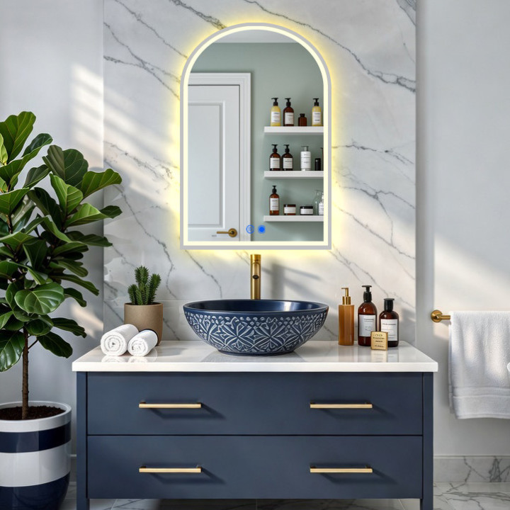 Nieregularne lustro podświetlane LED - 60x90 cm w srebnej ramie aluminiowej