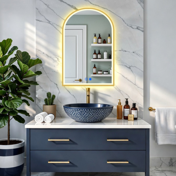 Lustro nieregularne LED - 70x100 cm w złotej aluminiowej ramie